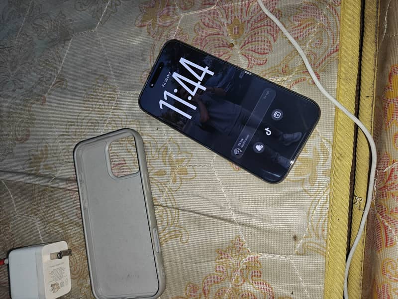 Apple iPhone 16 Pro Max 12