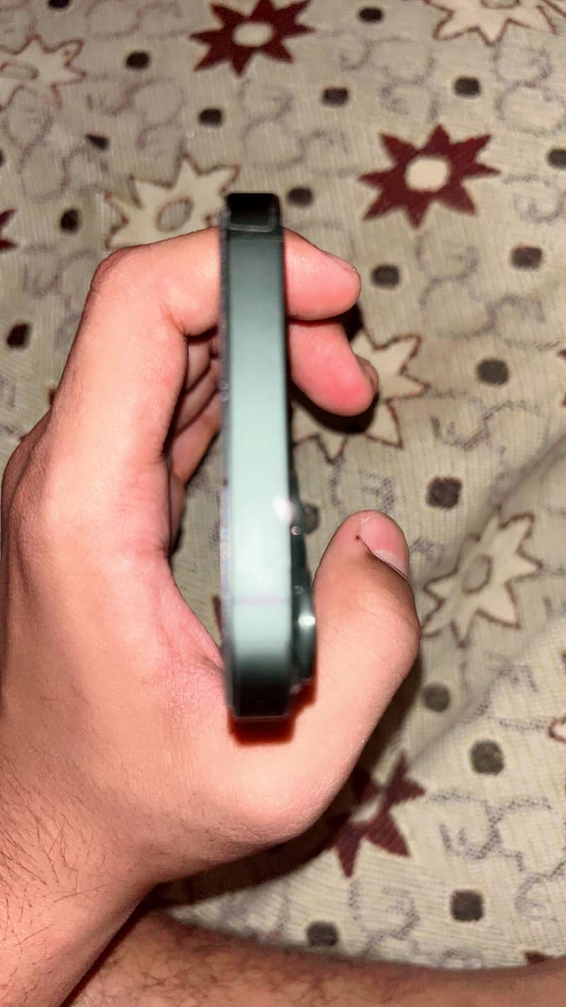 Apple iPhone 13 2