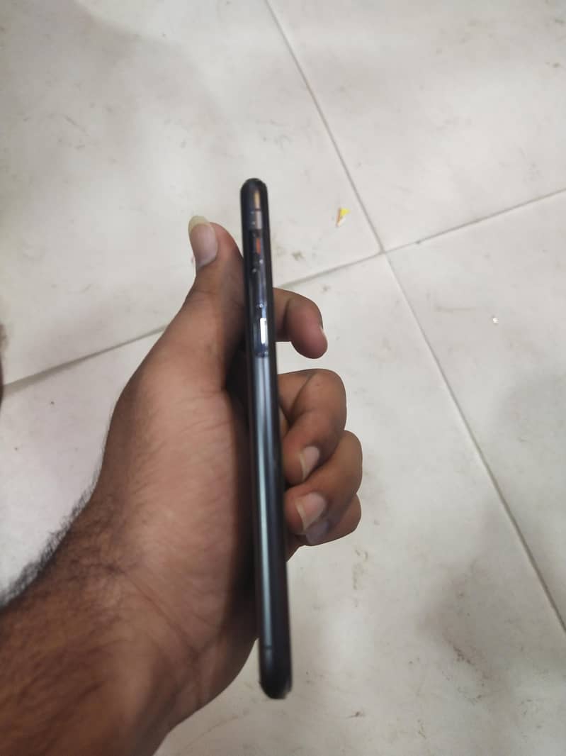 Apple iPhone 11 Pro 4