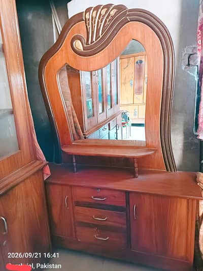 showcase and drassing table
