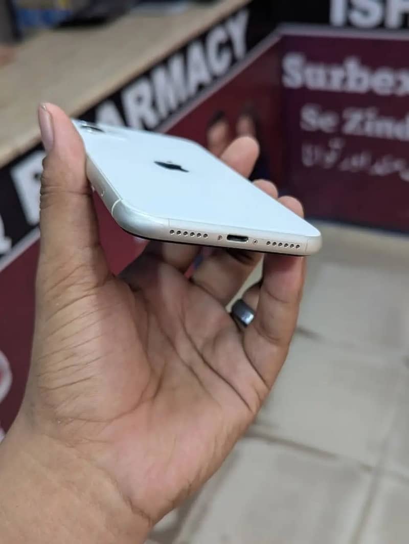 Apple iPhone 11 4