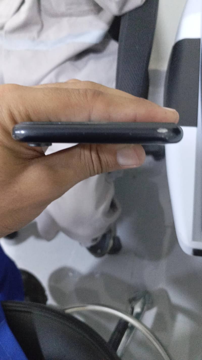 Apple iPhone XR 7