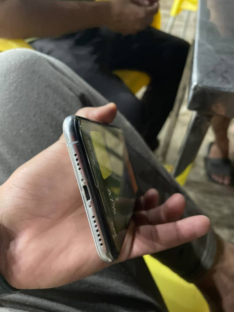 Apple iPhone XS Max 4