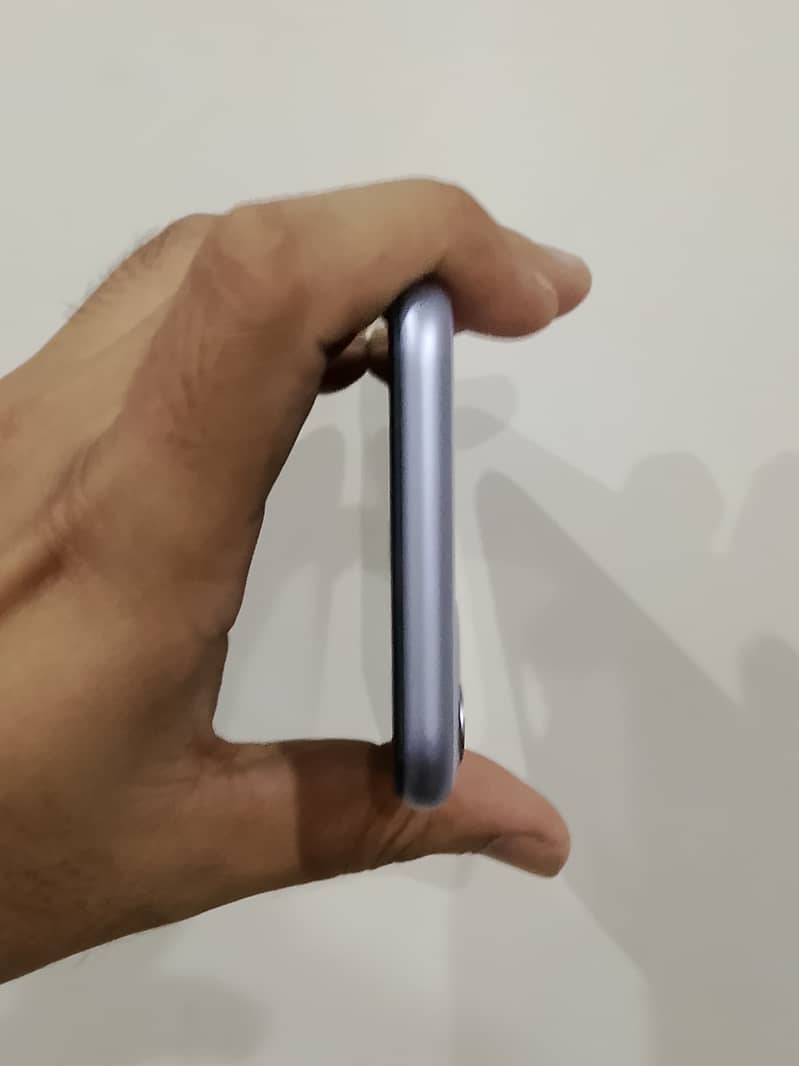 Apple iPhone 11 4
