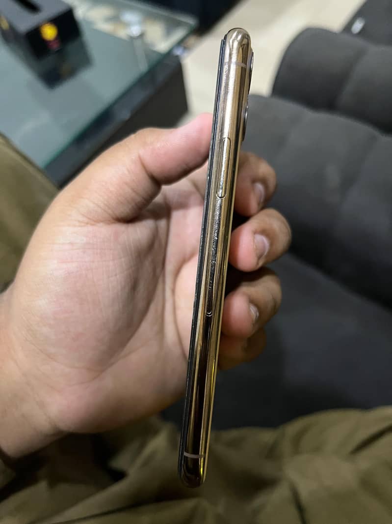 Apple iPhone 11 Pro 4