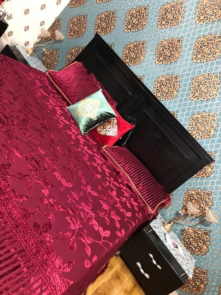 bed ,dressing table,2 side tables 1