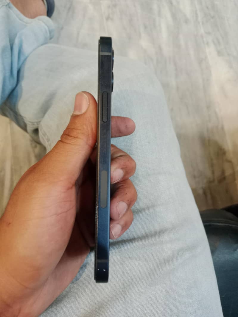 Apple iPhone 12 4