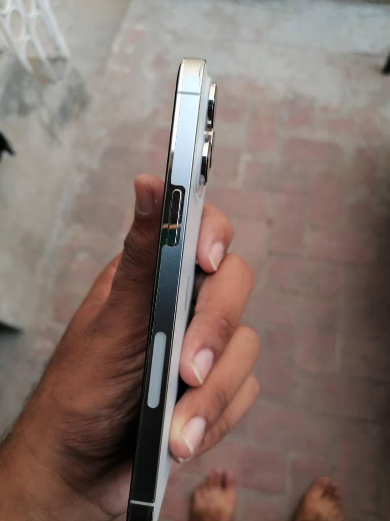 Apple iPhone 14 Pro Max 4