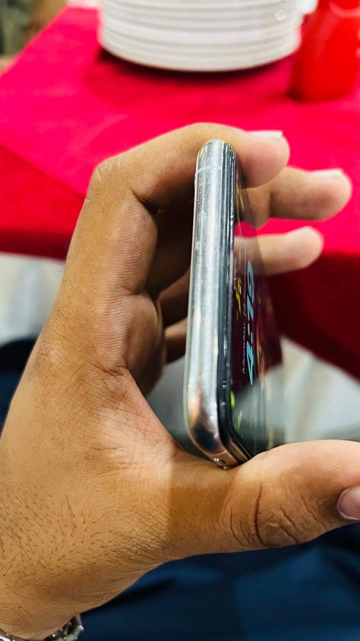 Apple iPhone XS Max 1