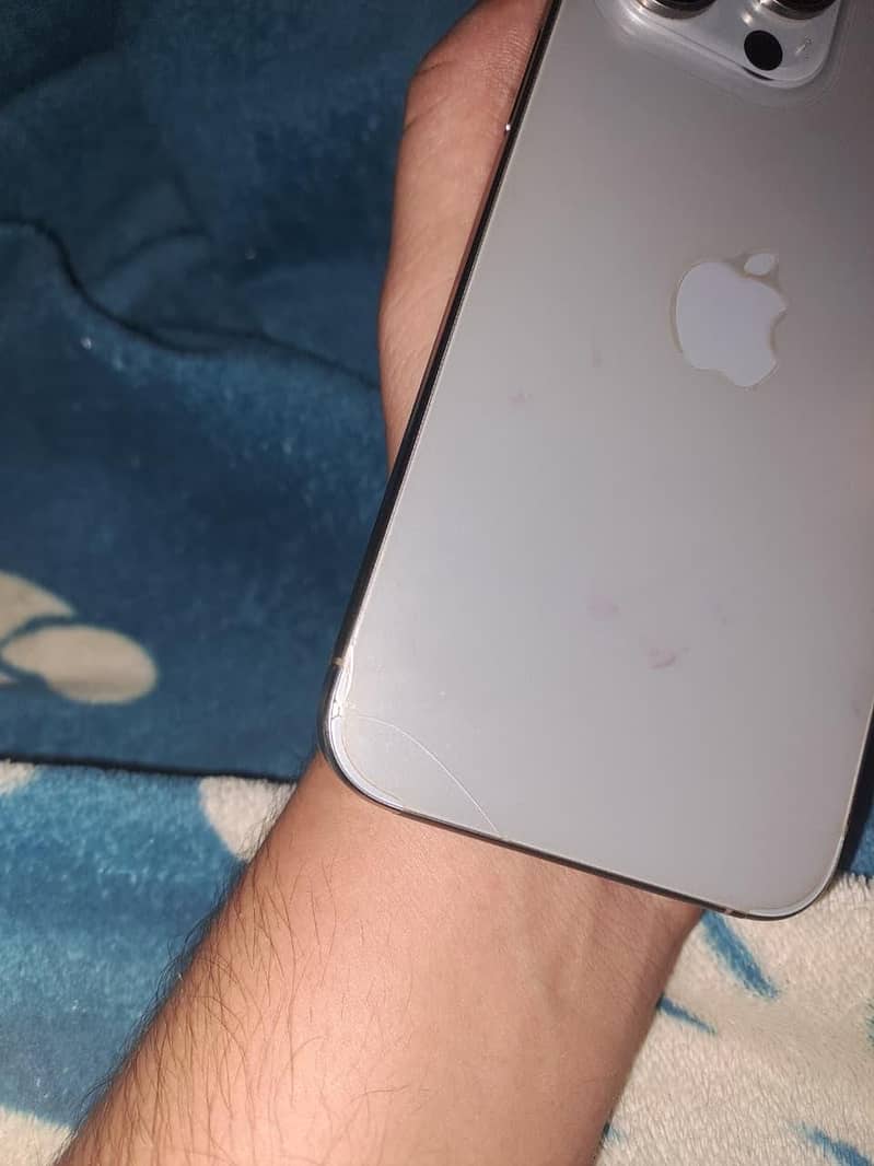Apple iPhone 15 Pro Max 4