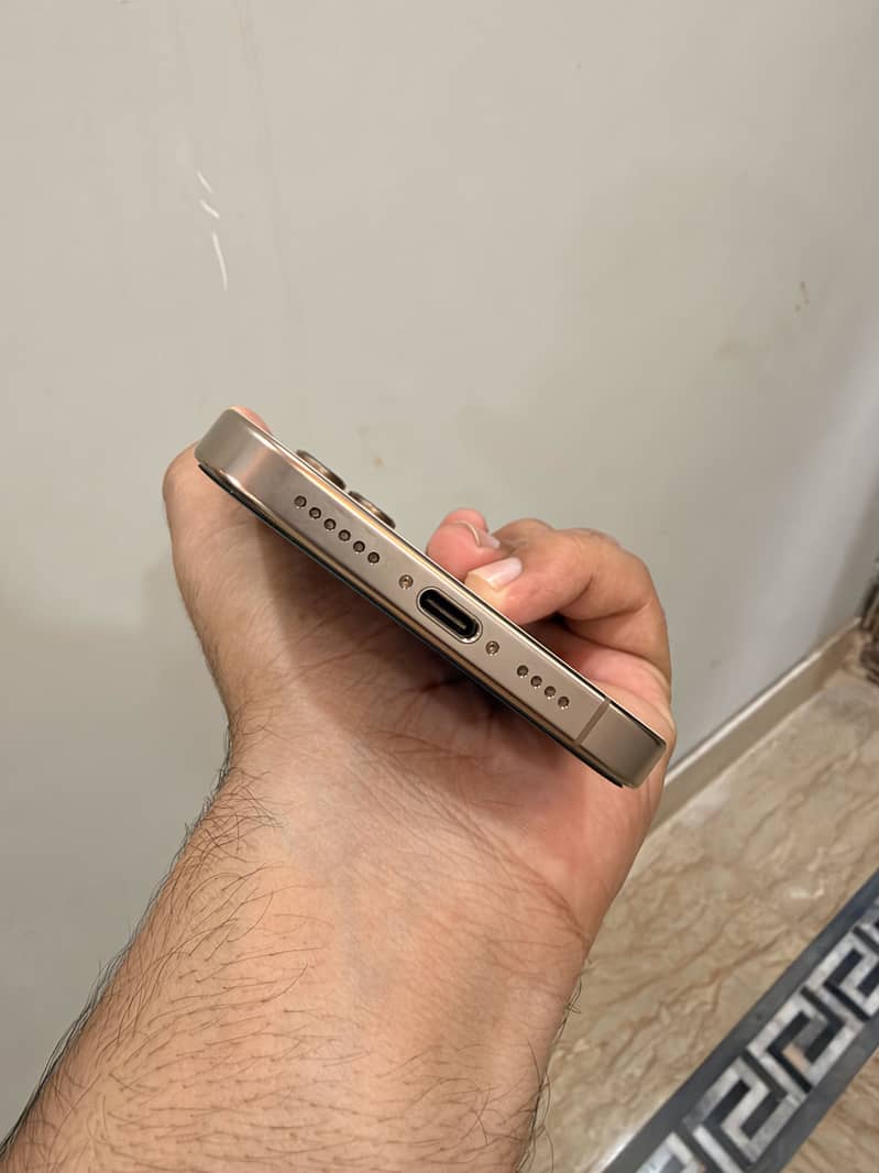 Apple iPhone 16 Pro Max 1