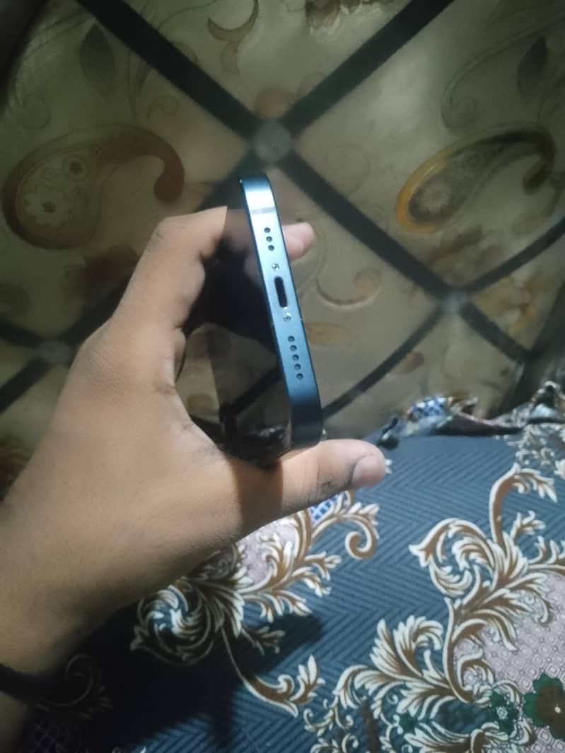 Apple iPhone 13 7