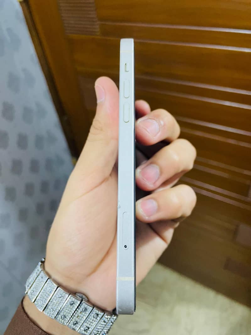Apple iPhone 12 4