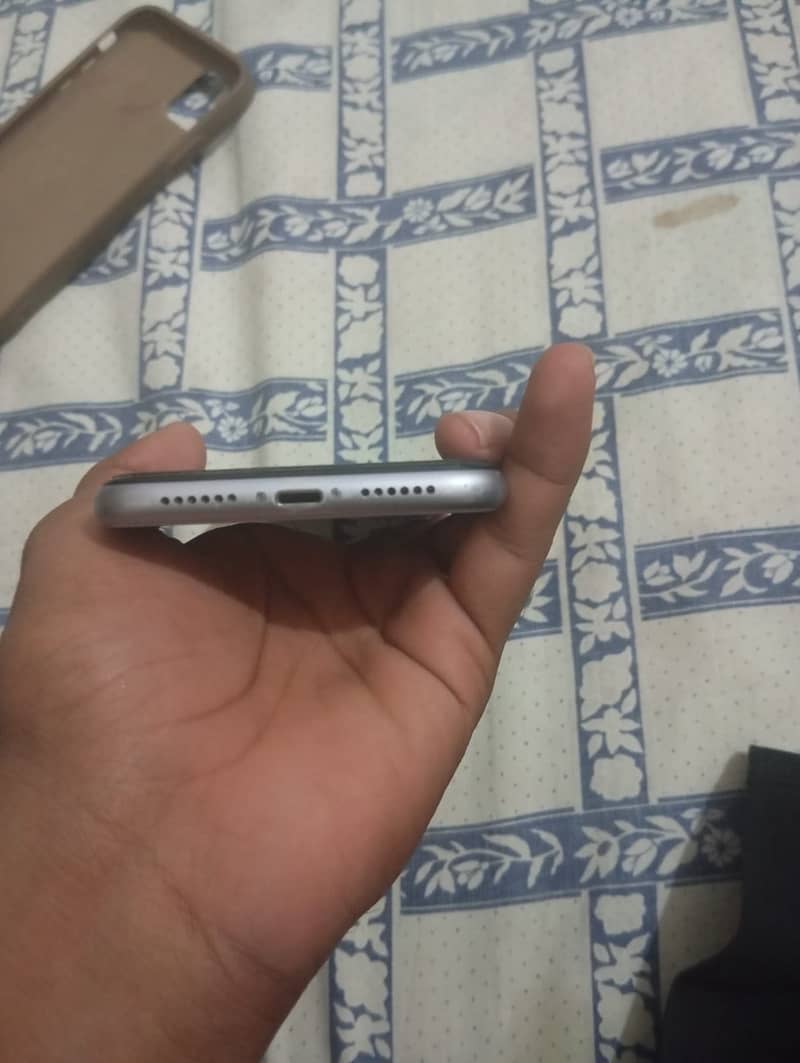 Apple iPhone 11 4