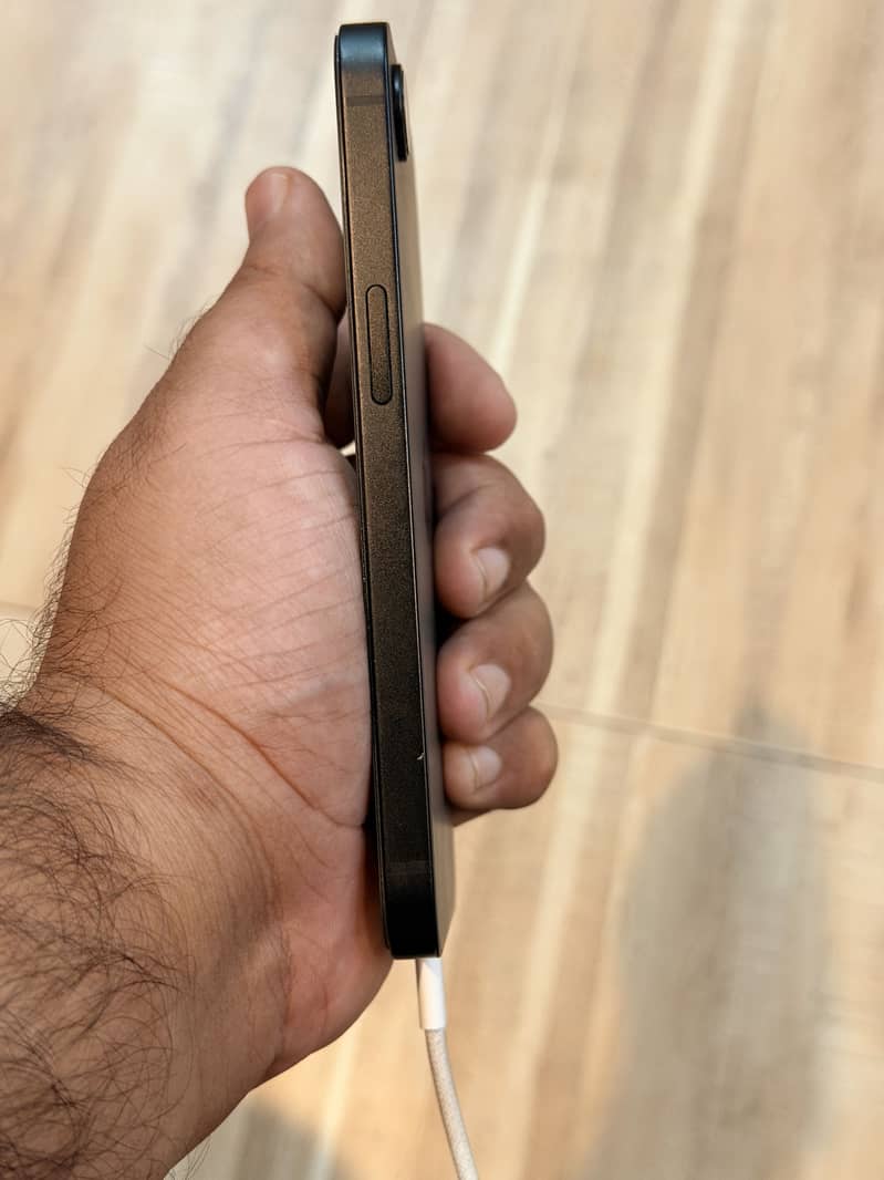 Apple iPhone 16e 1