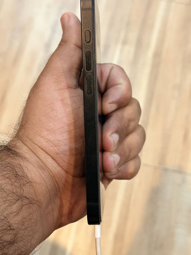 Apple iPhone 16e 2