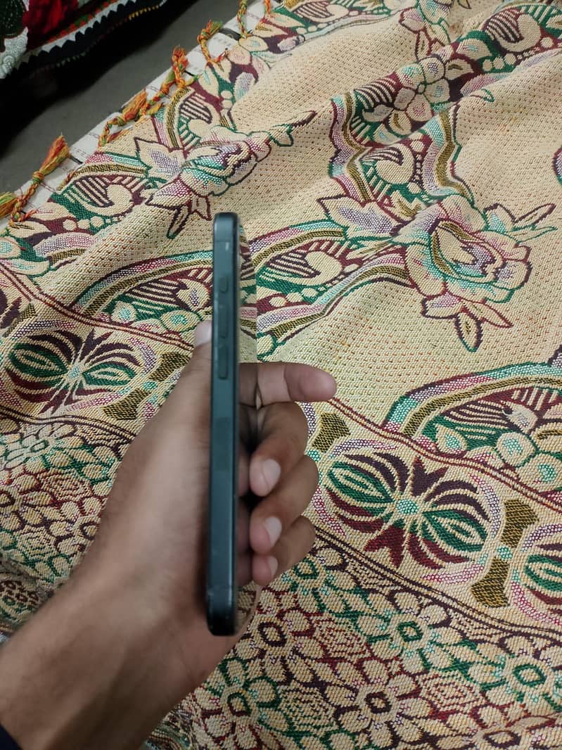 Apple iPhone 15 Pro 3
