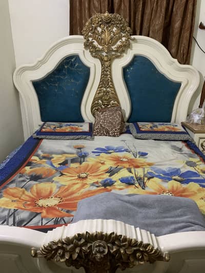 Chinoti design Bed set + side table + dressing table condition 10/9