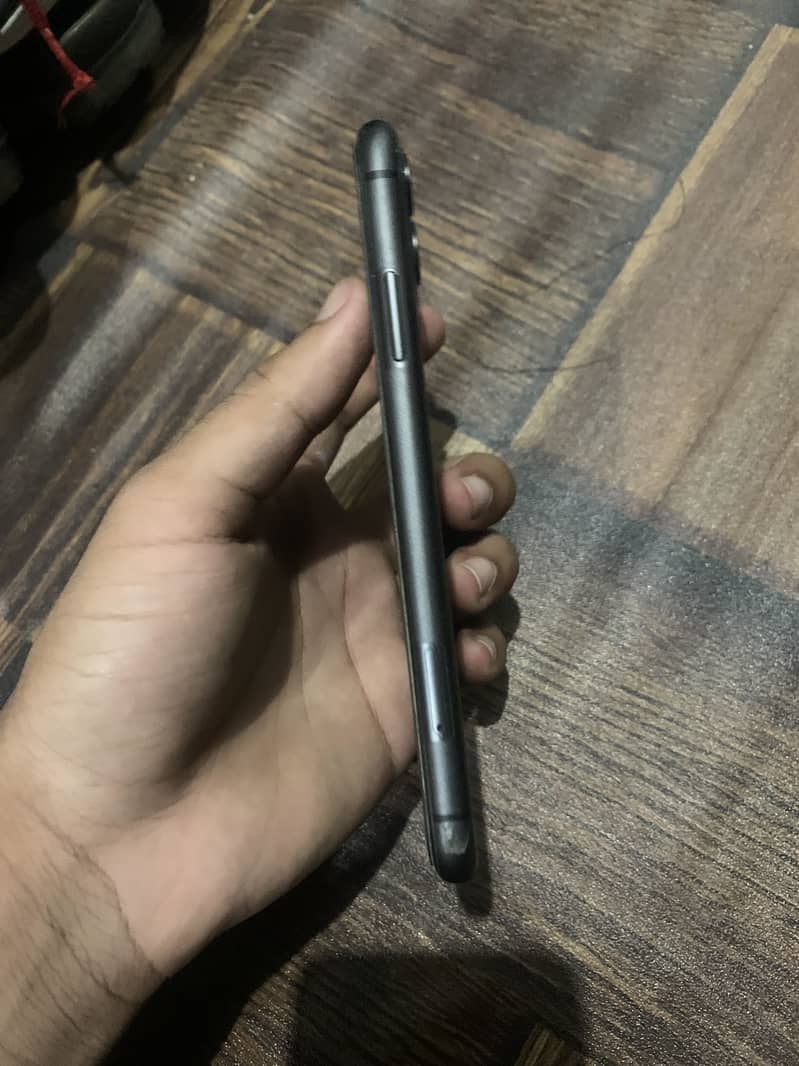 Apple iPhone 11 4