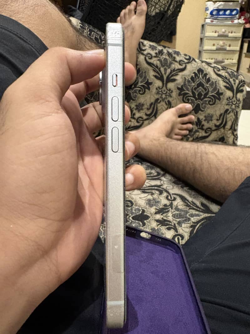Apple iPhone 15 4