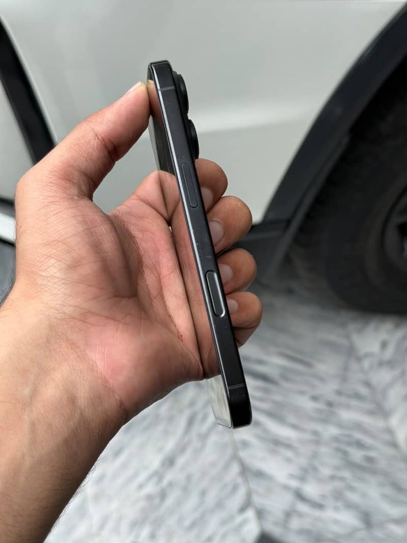 Apple iPhone 16 Pro 3