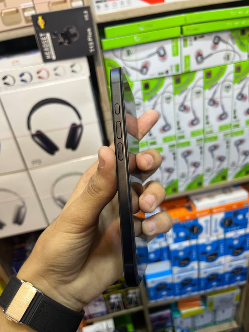 Apple iPhone 16 3