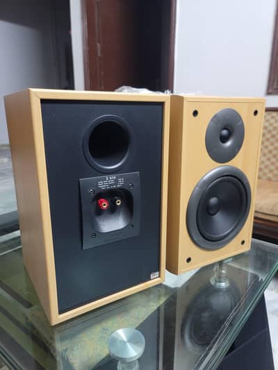 JAMO BOOKSHELF SPEAKERS FOR SALE.