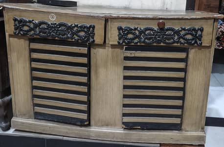 dresser table