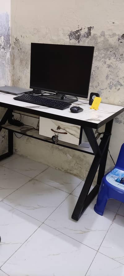 Office Table New Desine Condition 10/10 Billul new hai