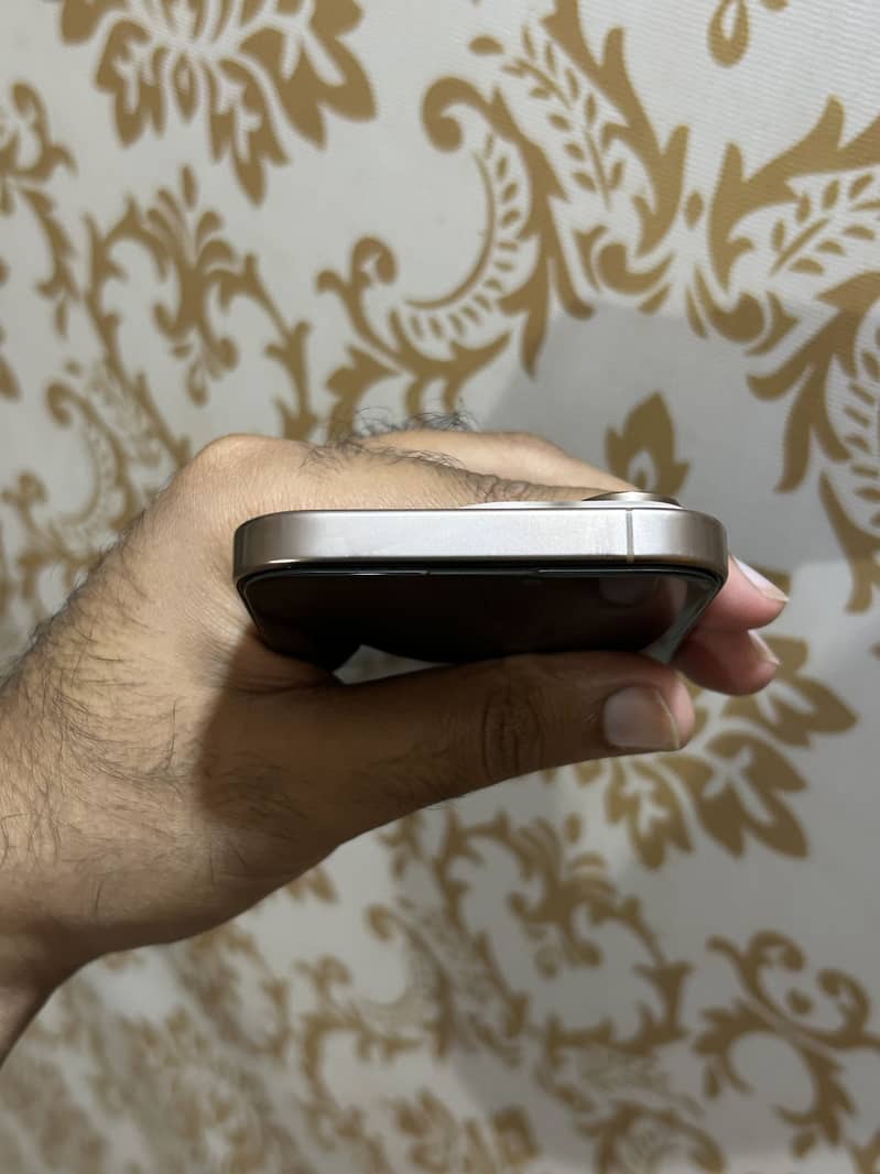 Apple iPhone 16 Pro jv 5