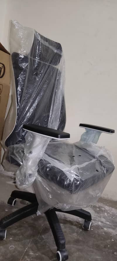 Office Table chair Condition 10/10 Billul new hai
