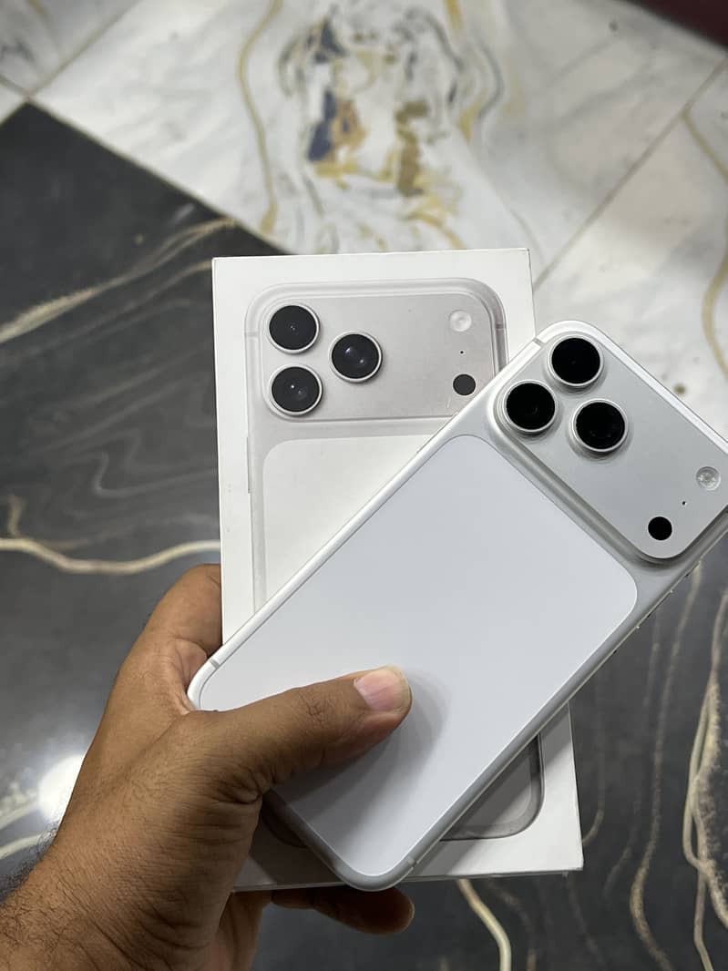 Apple iPhone 17 Pro Max 0