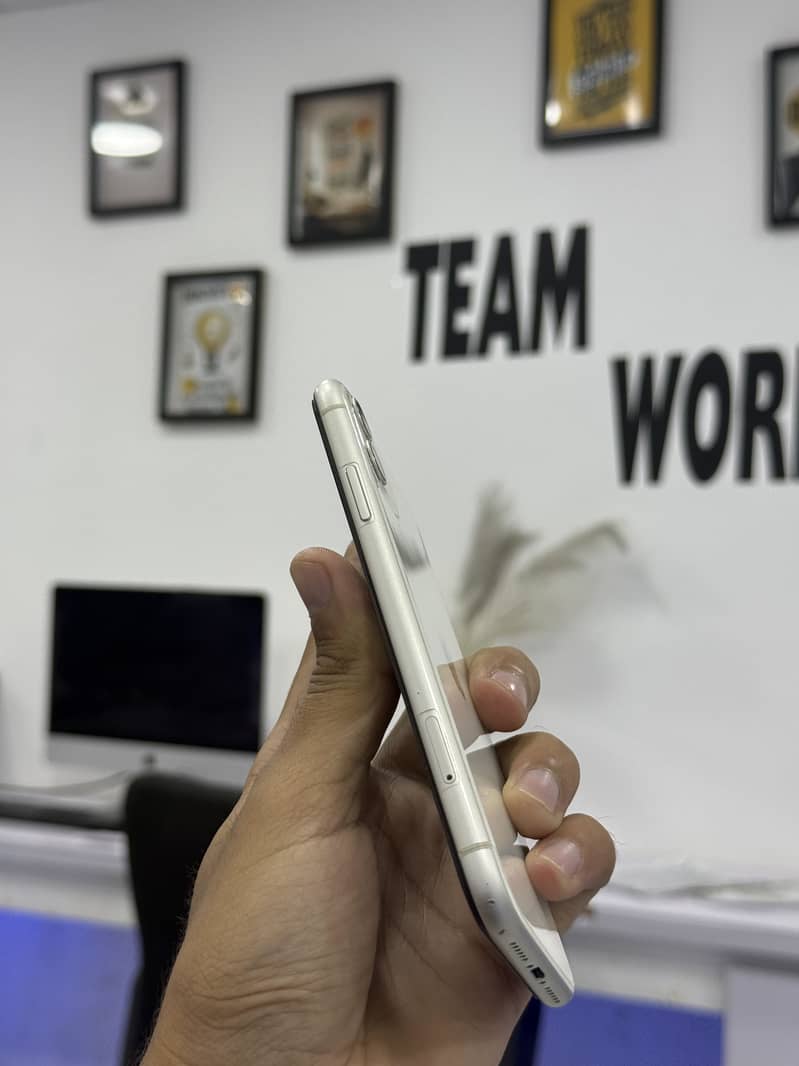 Apple iPhone 11 0