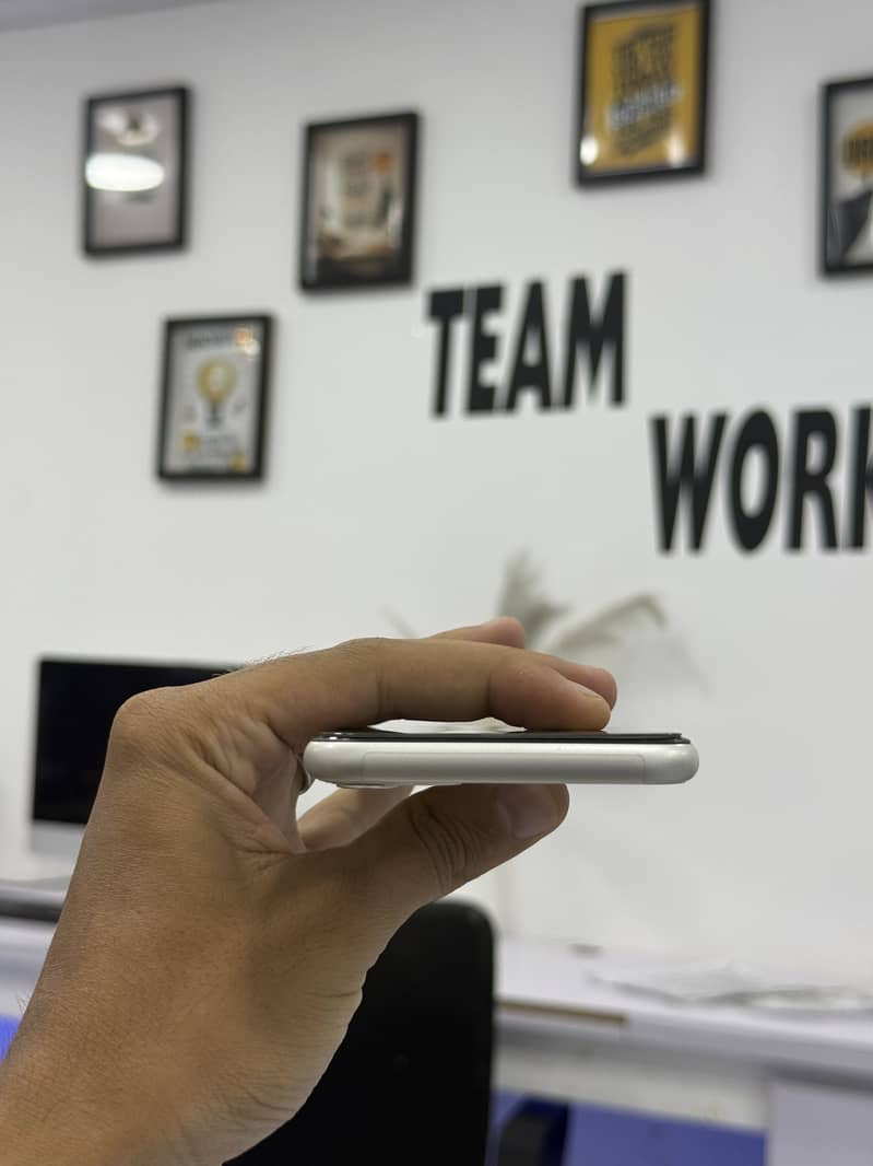 Apple iPhone 11 3