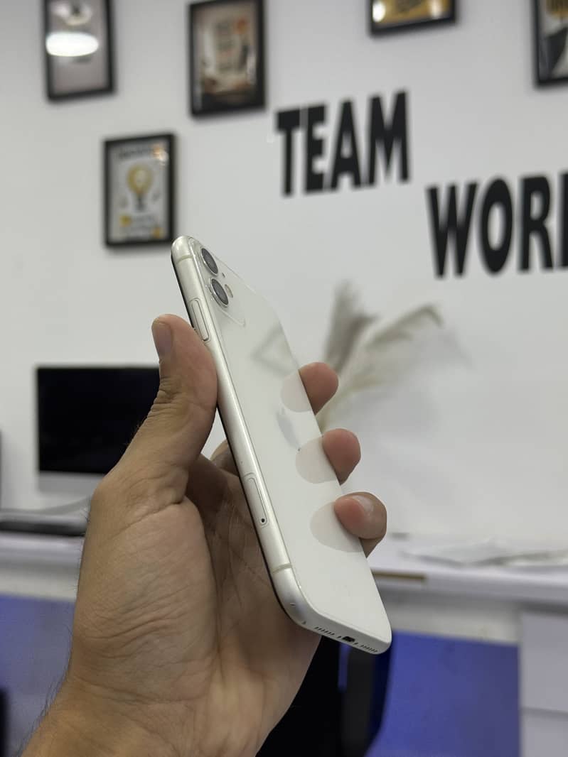 Apple iPhone 11 4