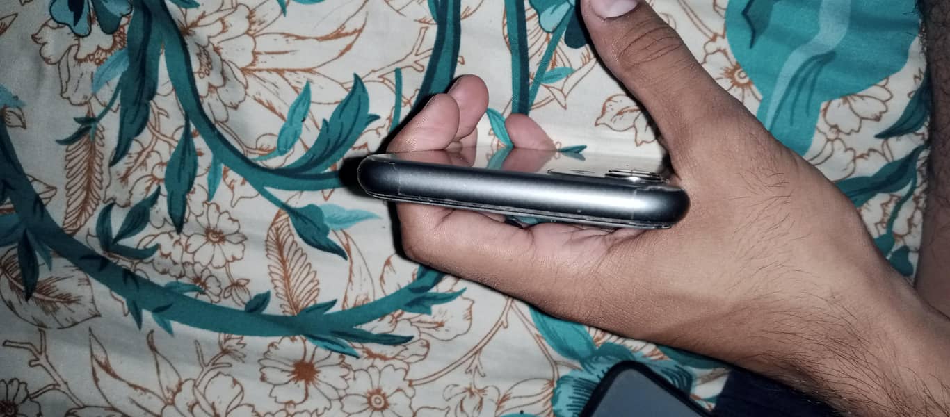 Apple iPhone 11 4
