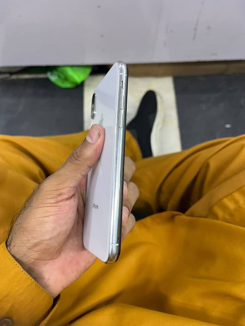 Apple iPhone X 4