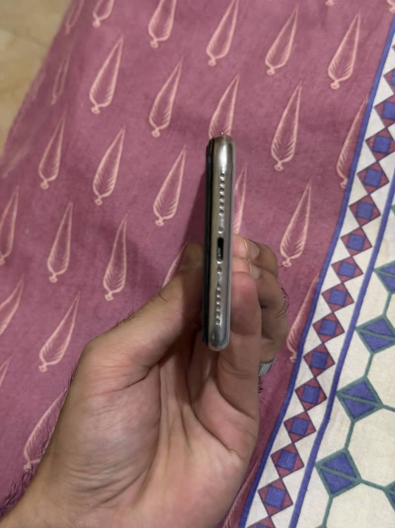 Apple iPhone X 4