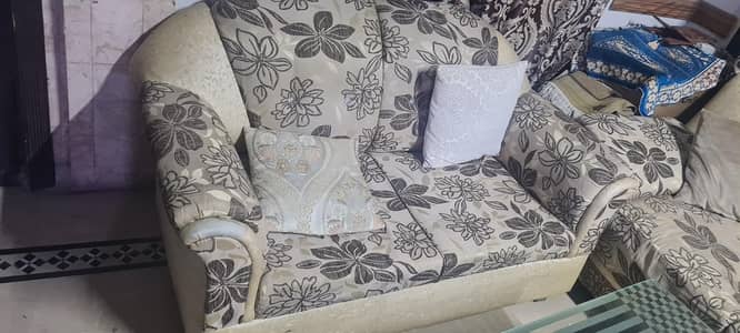 SOFA SET 3+2 IN GUD CONDITION PLZ CALL 03281010987