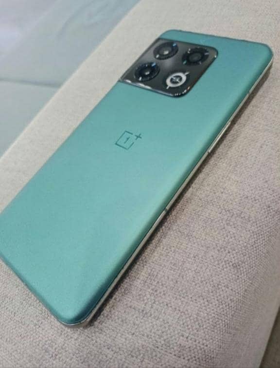 One Plus 10 Pro 4