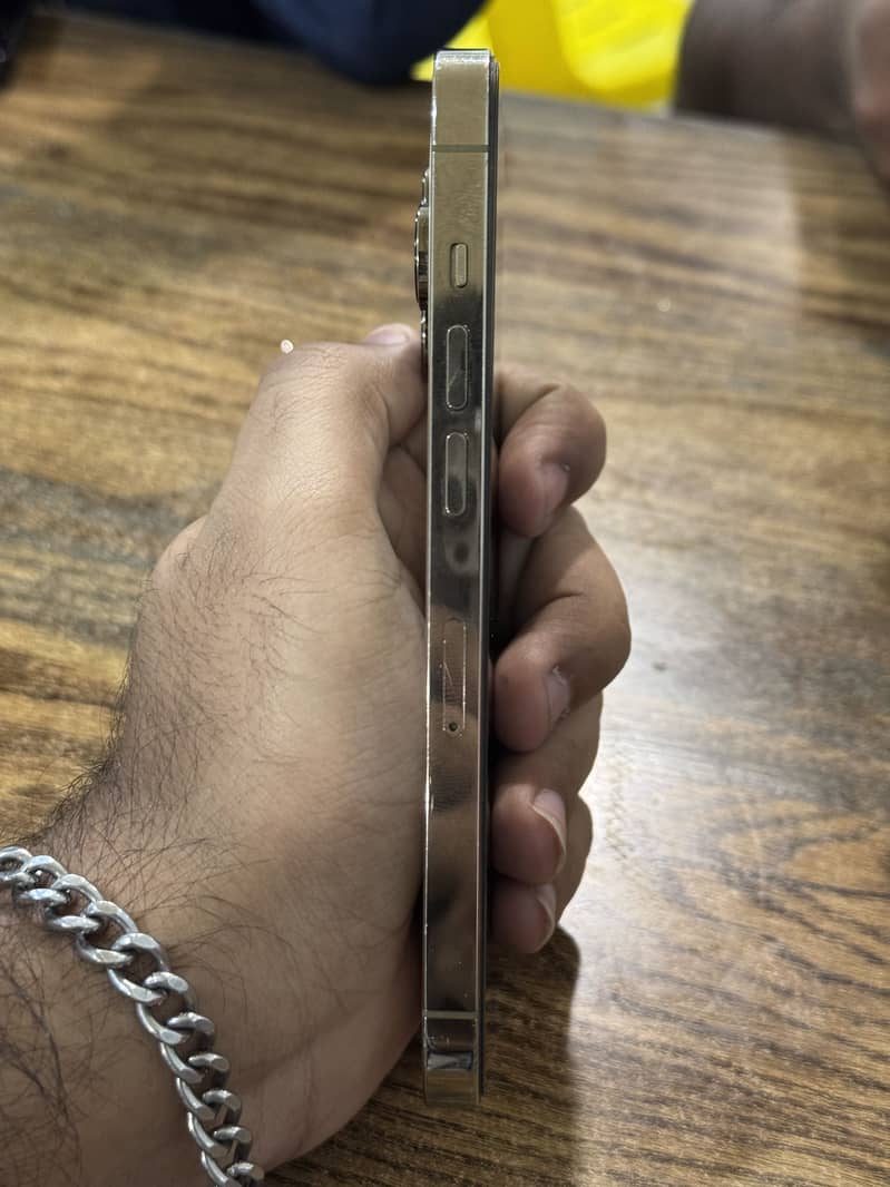 Apple iPhone 14 Pro 2