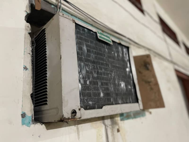Small window ac 1