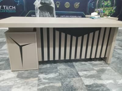Excutive table with 1 side table