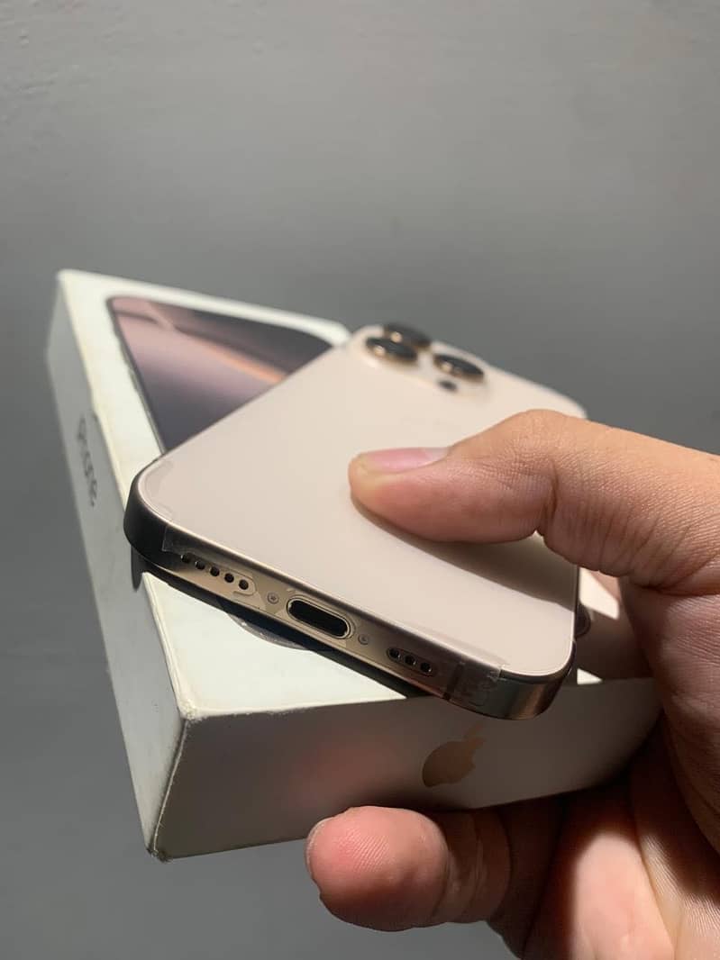 Apple iPhone 16 Pro 3