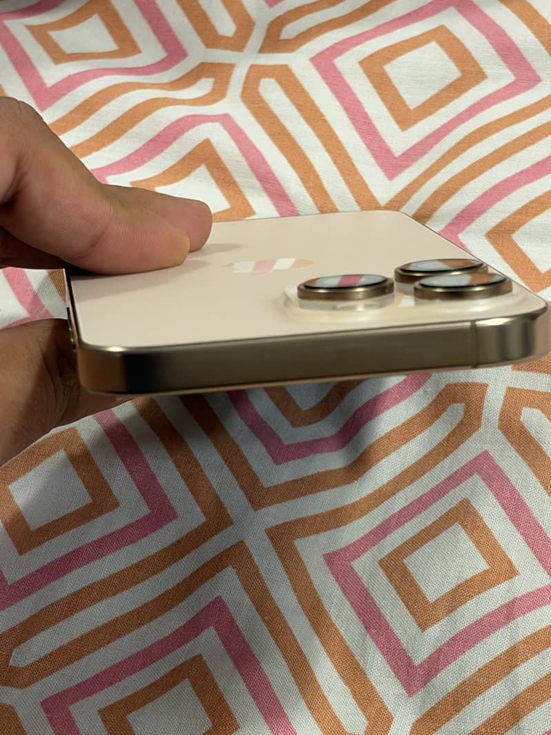 Apple iPhone 16 Pro Max 4