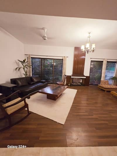 Beautiful House For Foreigners And Pakistani With Lawn