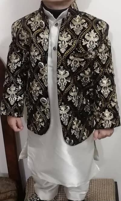 shawarma kamiz or coat hai.