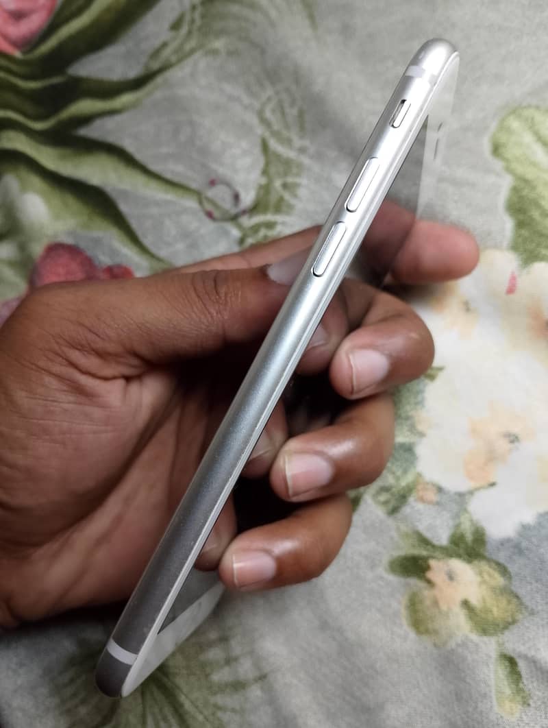 Apple iPhone 8 3