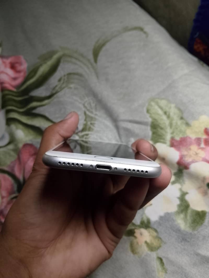 Apple iPhone 8 4