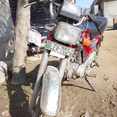 Mera pass 1 motorcycle CD 70 for sale available ha jiss ko ma na khud